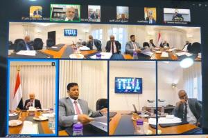 رئيس مجلس القيادة الرئاسي يثمن الجهود المتفانية لمحافظ حضرموت في تنفيذ نزولات لمديريات المحافظة