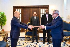 الرئيس العليمي يتسلم أوراق اعتماد خمسة سفراء جدد ويؤكد: تنامي العلاقات الدبلوماسية يعكس ثقة العالم بالحكومة اليمنية