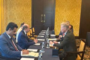 من قلب المنامة.. الزنداني وغروندبرغ يناقشان خارطة الطريق نحو استقرار اليمن