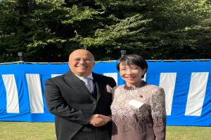 السفير السنيني يشارك في احتفالية الربيع الإمبراطورية ويلتقي رئيسة وزراء اليابان