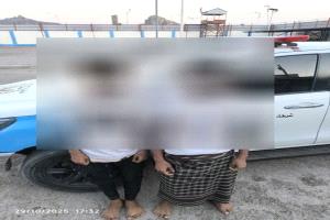 الأمن يلقي القبض على شابين بتهمة ابتزاز فتيات في البريقة