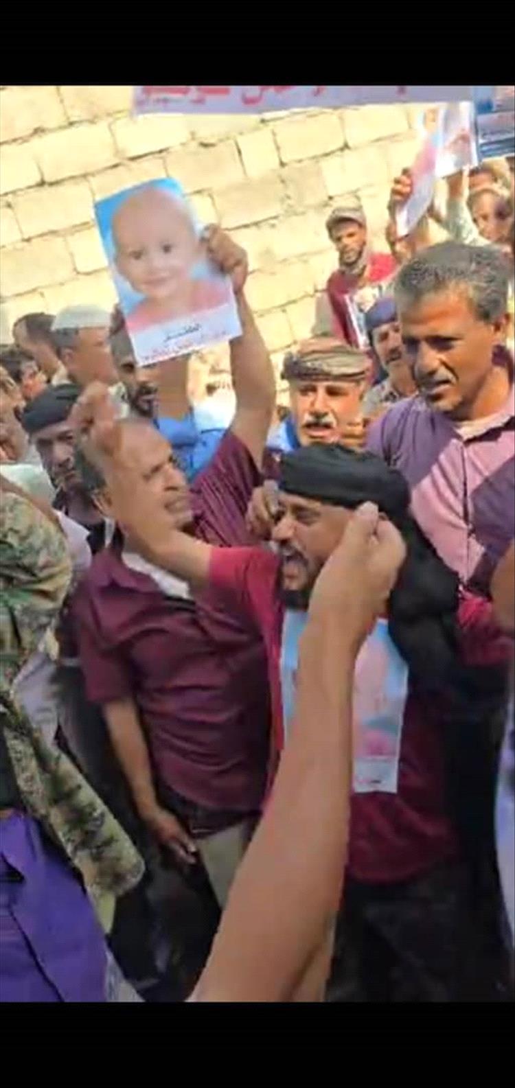 وقفة تضامنية أمام نيابة الضالع للمطالبة بتحقيق العدالة في قضية الطفل عبدالرحمن توفيق
