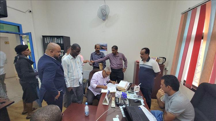 اللجنة القضائية تواصل نزولها الميداني الموسع لضبط المطاعم والمحلات التجارية والتزام المدارس الأهلية بخفض الرسوم بعدن