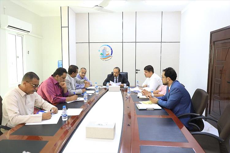 محافظ حضرموت يناقش أوضاع صندوق النظافة والتحسين بساحل حضرموت