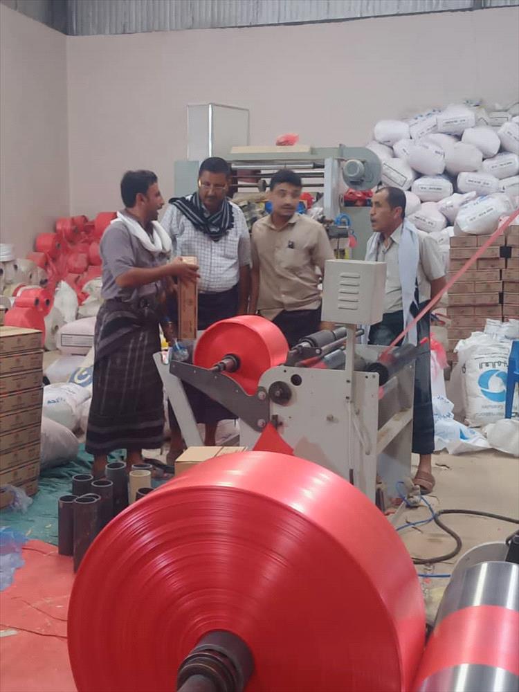 محافظ شبوة يمنع تداول وتصنيع الأكياس المصنوعة من البولي إيثيلين