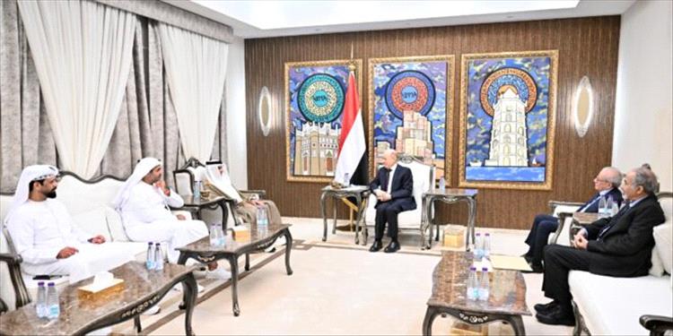 رئيس مجلس القيادة يشيد بالتدخلات الاماراتية في مجال الطاقة الكهربائية