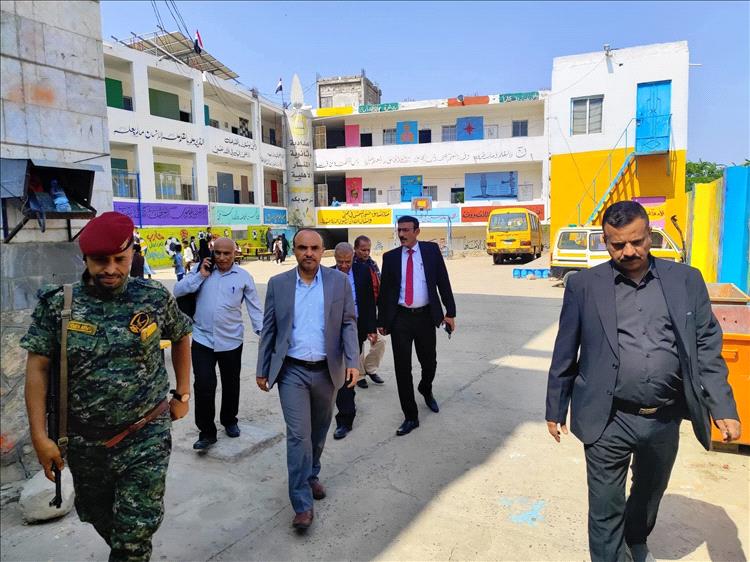 ضبط الرسوم الدراسية وتخفيف الأعباء على أولياء الأمور.. وكيل محافظة تعز ينفذ نزولًا ميدانيًا لعدد من المدارس