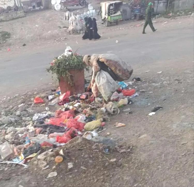 مأساة صورة!!.. امرأة مسنّة تبحث عن طعام بين أكوام القمامة تُفجّر غضبًا شعبيًا