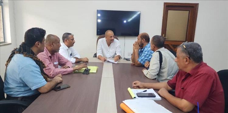 باخبيرة يناقش مع ممثلي منطقة الممدارة إمكانية إدخال عدادات المياه وتطوير شبكة الصرف الصحي