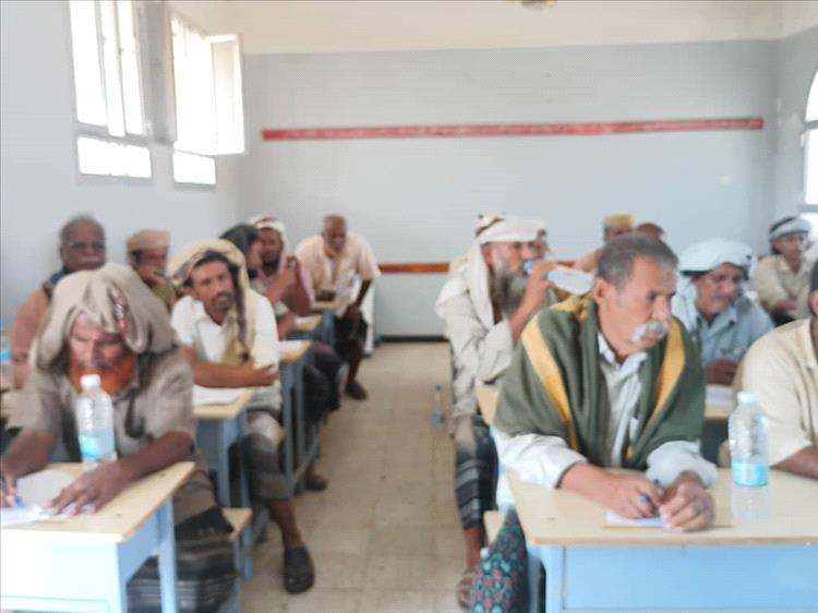 لجنة من السلطة المحلية تلتقي بمدراء مشاريع المياه بالمناطق الجبلية من المضاربة
