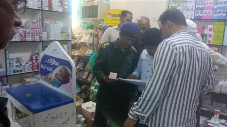 نزول ميداني لأمن دوعن في إطار الحملة على المحلات التجارية والصيدليات للتخفيف من معاناه المواطن