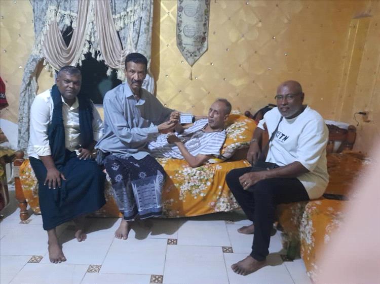 مشتاق عبدالرزاق يزور الزميل منير مصطفى ويسلمه البطاقة الجديدة لفرع اتحاد الإعلام الرياضي بعدن