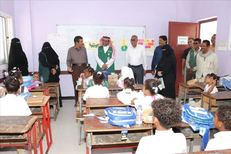 المكلا.. مركز الملك سلمان للإغاثة يدشّن توزيع الحقائب المدرسية بساحل حضرموت