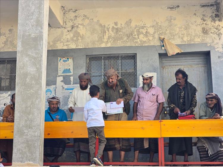 تكريم الطلاب والطالبات المتفوقين بمدرسة الشهيد محسن علوي ناصر بيافع سرار