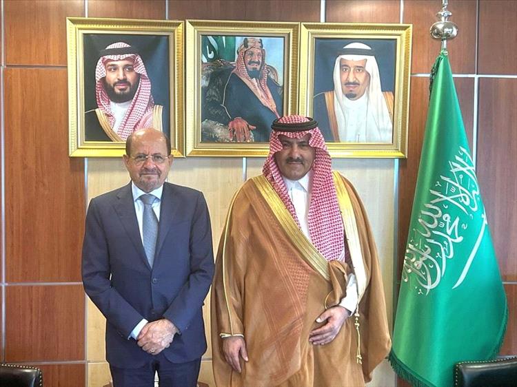 وزير الخارجية يلتقي سفير المملكة العربية السعودية لدى اليمن
