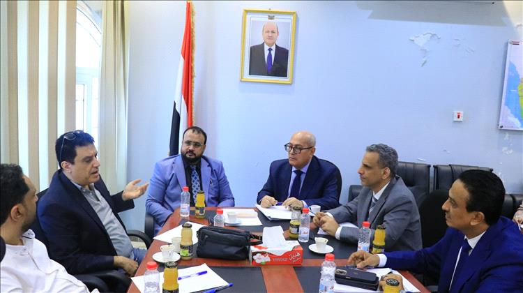 لقاء بعدن يناقش تنفيذ مشاريع استراتيجية في قطاع الطرقات