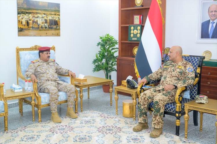 طارق صالح يطلع من وزير الدفاع على نتائج زياراته الميدانية لجبهات الساحل الغربي