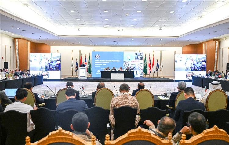 وزير الخارجية يعلن عن تحالف دولي لحماية البحر الأحمر بقيادة يمنية