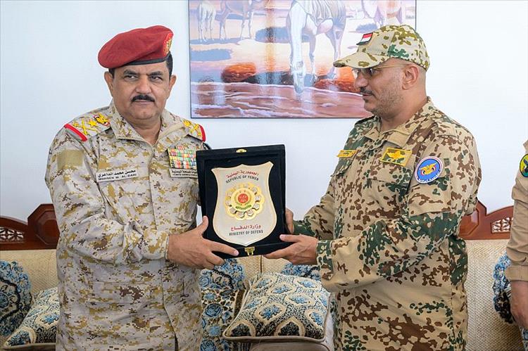 قيادة وزارة الدفاع تكرم طارق صالح بدرع الوزارة