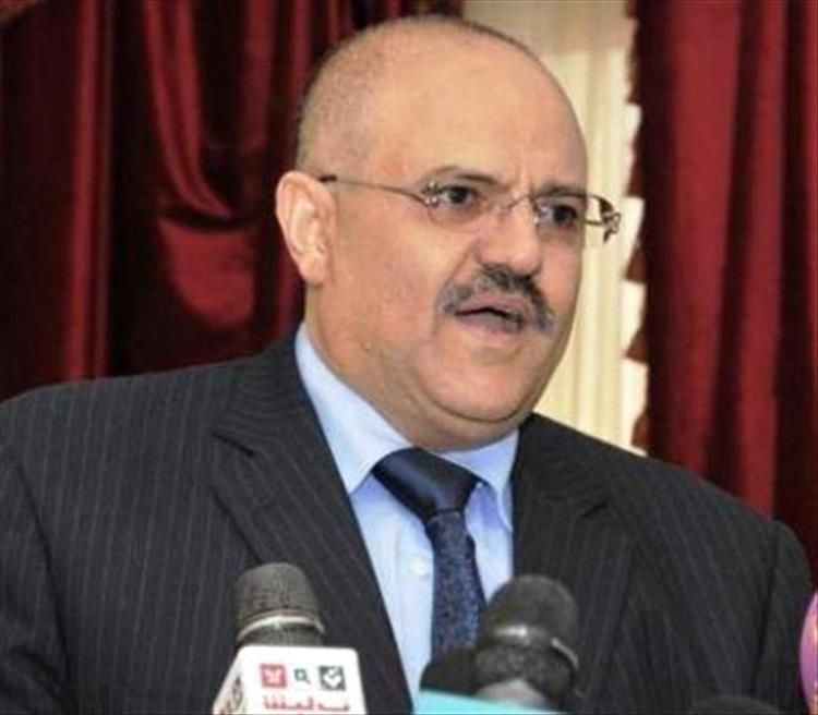 صحفي بارز يطالب محافظ تعز بالاستقالة