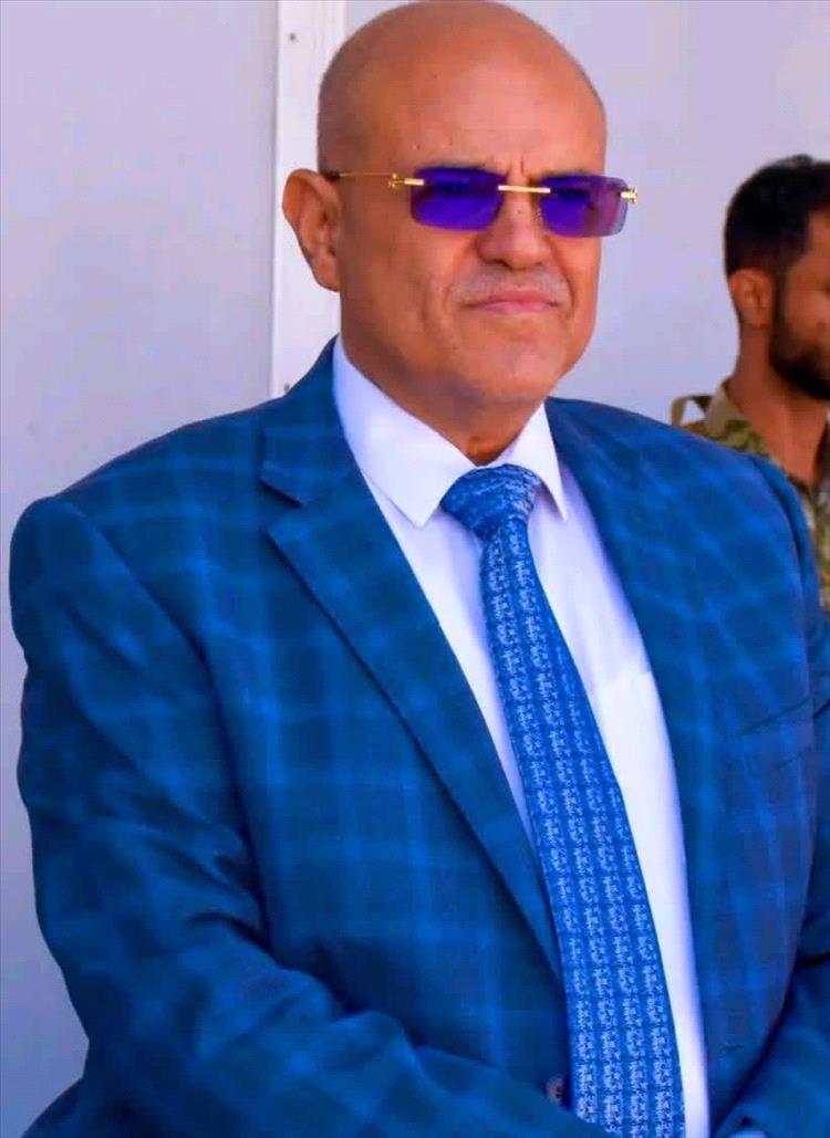 غراب يهاجم محافظ تعز: “رجل ساكن في مدينة تحترق”
