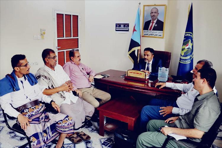 رئيس تنفيذية انتقالي أبين يلتقي تكتل الأحزاب السياسية ومديري عام الضرائب و الواجبات بالمحافظة