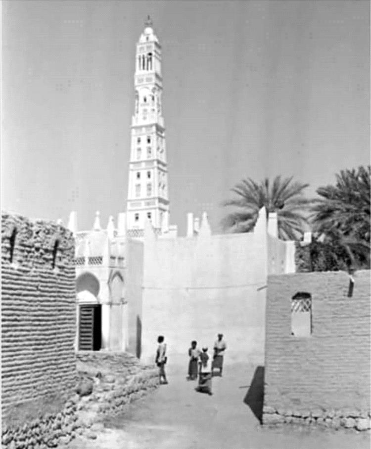 الوكيل العامري يفتتح مشروع تأهيل وتطوير حقل مياه دمون بمديرية تريم