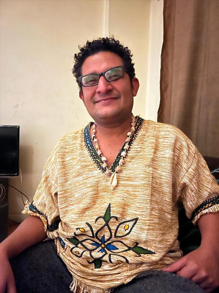 أسرة الأديب أوراس الإرياني تناشد الحوثيين السماح لهم بالتواصل معه
