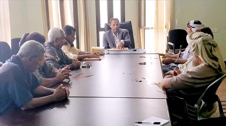 محافظ أبين يناقش مع مديري المياه والصرف الصحي ومياه الريف تنفيذ مشاريع مياه في قرى النخعين