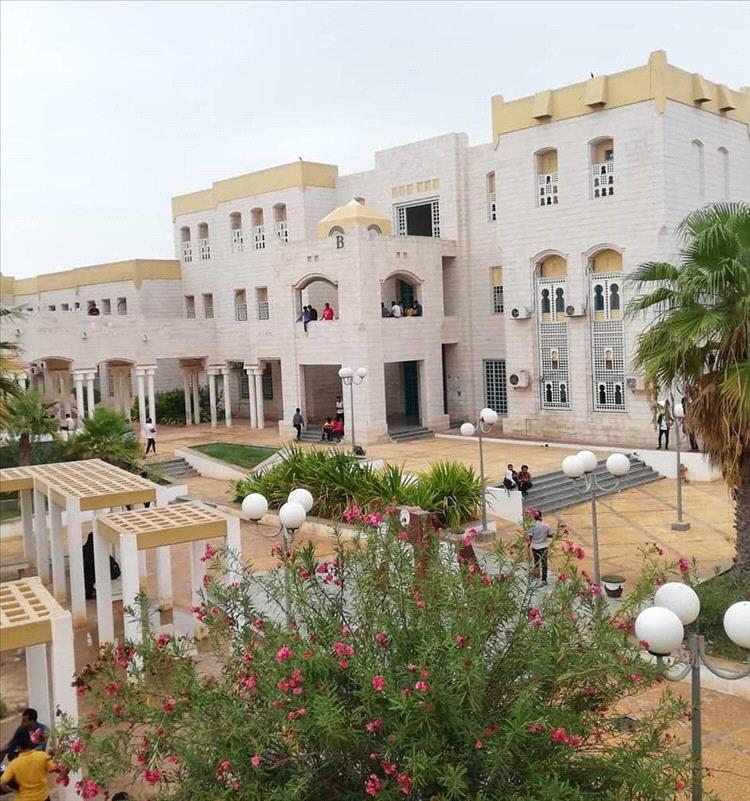 طلاب جامعة حضرموت يشكون من تراجع مفاجئ عن قرار تخفيض الرسوم