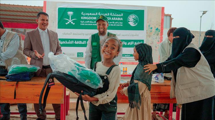 مركز الملك سلمان يدشن توزيع المستلزمات التعليمية للأطفال النازحين والمجتمع المضيف بمحافظة لحج