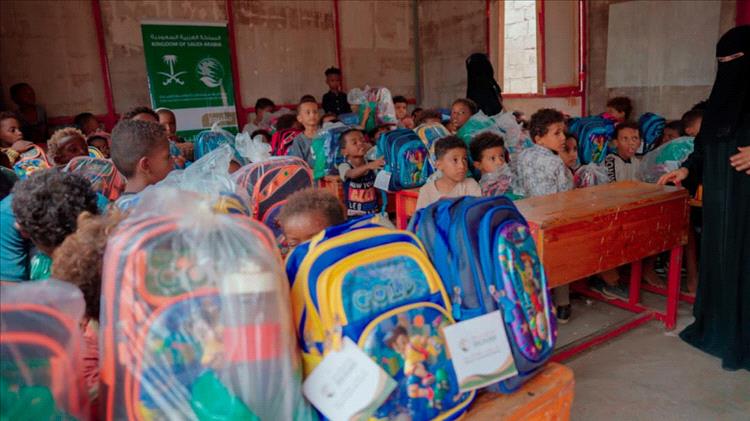 تدشين توزيع المستلزمات التعليمية للأطفال النازحين والمجتمع المضيف بمحافظة لحج