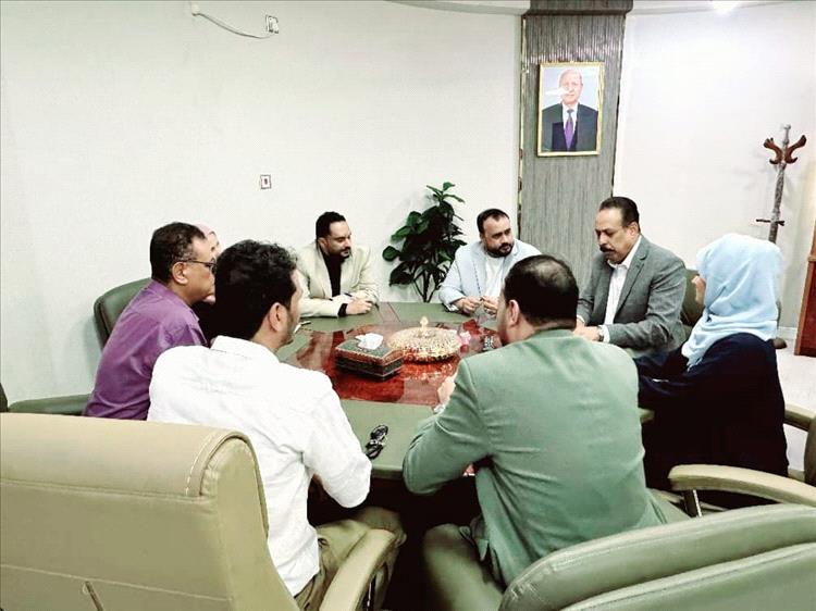 وزارة الأشغال توقع عقودًا لترميم طريق كورنيش المحافظ وصيانة الطرق المتضررة في عدن