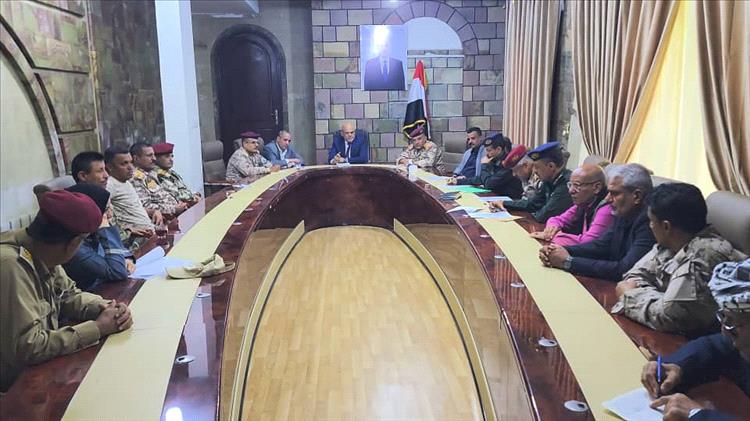 محافظ تعز يشيد بجهود الحملة الأمنية ويشدد على استمرار ضبط المطلوبين أمنيا