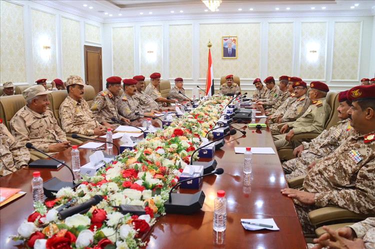 وزير الدفاع يعقد اجتماعا موسعا بقيادة وزارة الدفاع ورؤساء الهيئات ومدراء الدوائر