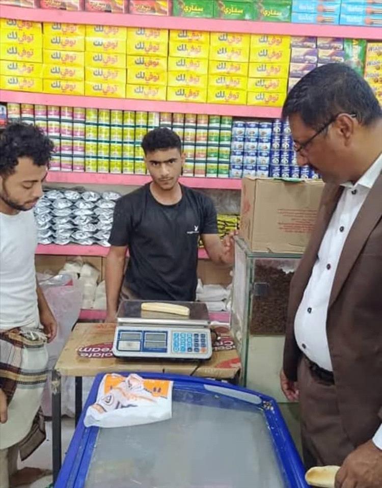 مكتب الصناعة والتجارة يواصل حملاته الرقابية في رضوم ويضبط مخالفات غذائية منتهية الصلاحية