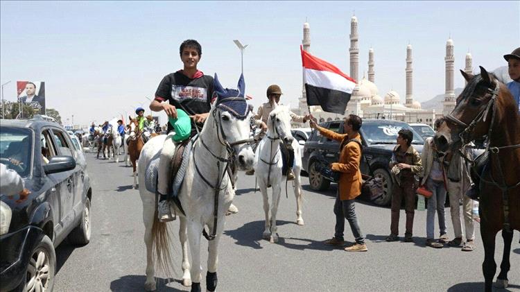 الحوثيون يقتلون حصانًا ويعتقلون مالكه لرفعه علم الجمهورية اليمنية في صنعاء.. فيديو
