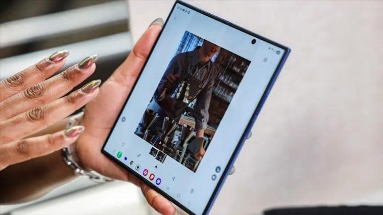 هاتف سامسونغ ثلاثي الطي المقبل يبدو بديلًا حقيقيًا للحاسوب المحمول