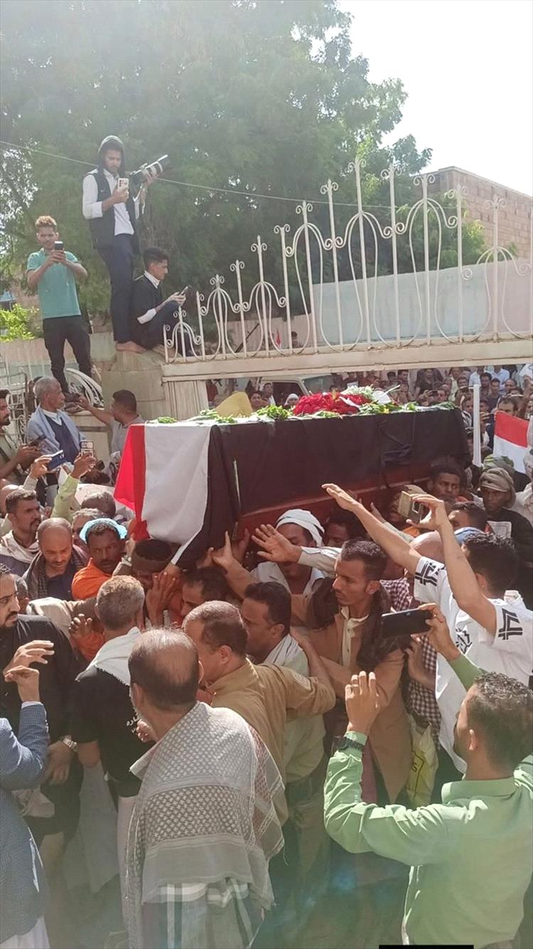عاجل : عشرات الآلاف في تعز يشيّعون الشهيدة افتهان المشهري وسط أجواء غضب وحزن عارم