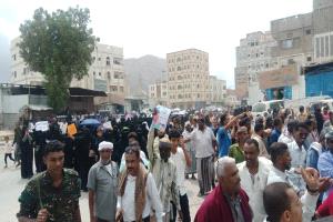 الأمن يعتقل قيادات نقابة المعلمين بساحل حضرموت ويطلق النار لتفريق احتجاجات بالمكلا