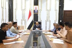 محافظ حضرموت يترأس اجتماعا للجنة المناقصات الرئيسية بالمحافظة