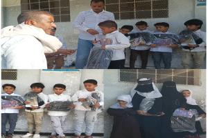توزيع "29" حقيبة مدرسية للطلاب الأيتام والمحتاجين بمدرسة الفقيد محمد زين بدعم من فاعلات خير
