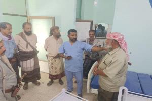أهالي ووجهاء منطقة المصينعة يزورون المستشفى ويشيدون بدور المحافظ بن الوزير ومؤسسة خليفة للأعمال الإنسانية