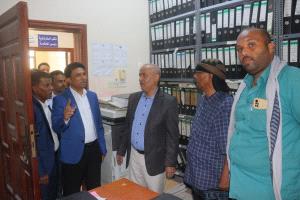 رئيس محكمة استئناف حضرموت يزور محكمة الشحر الابتدائية وإدارة أمن المديرية