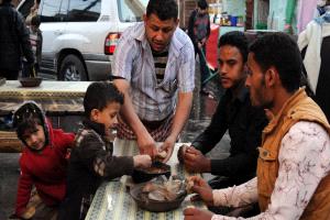 عمال اليمن يكابدون لتوفير الغذاء وسط تدهور قطاعات التشغيل