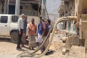 مدير عام الغيضة ينفذ نزولًا ميدانيًا مشتركًا لمعالجة طفح المجاري بسوق الأسماك والخضار