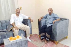 رئيس الاتحاد اليمني لكرة السلة يطمئن على صحة الإعلامي القدير صلاح العماري