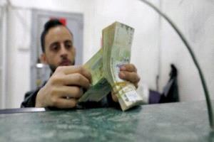 لا سيولة لصرف رواتب الموظفين في اليمن