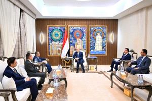 رئيس مجلس القيادة يؤكد وحدة الصف الوطني لإسقاط الانقلاب وانهاء المعاناة الانسانية