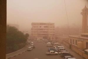 عدن.. موجة غبار كثيفة تحجب الرؤية وتشل حركة السير